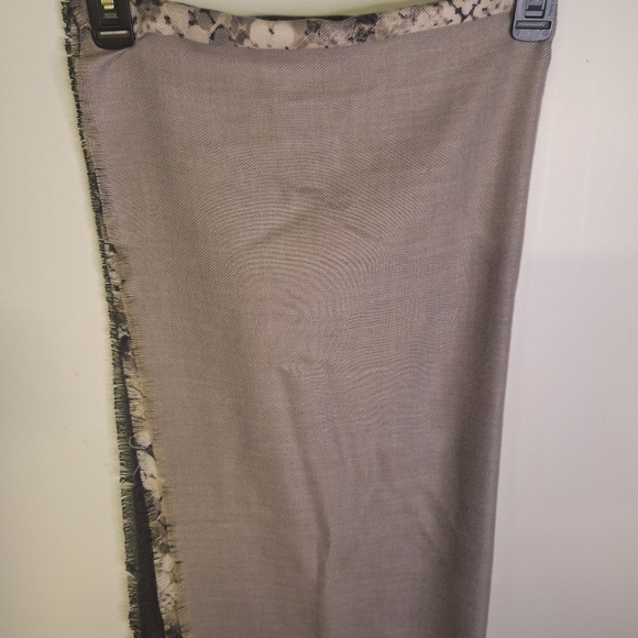 NWT Vince Camuto Large 26" X 76"  Beautiful Soft Scarf - Picture 2 of 9